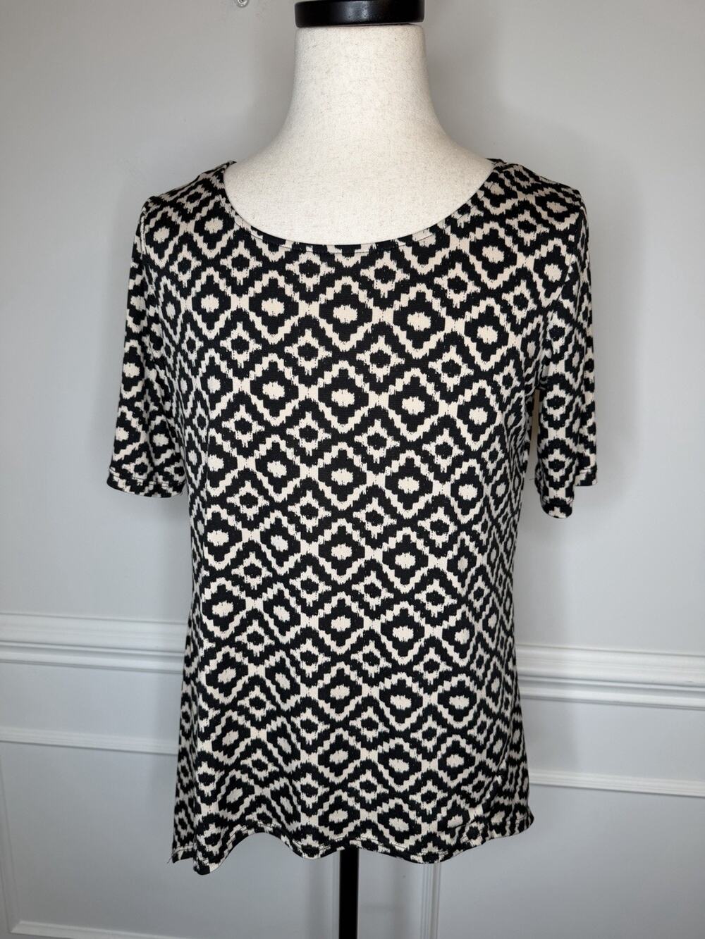 New Directions Short Sleeve Women’s Top Size XL Black/Ivory Sharkbite Hem